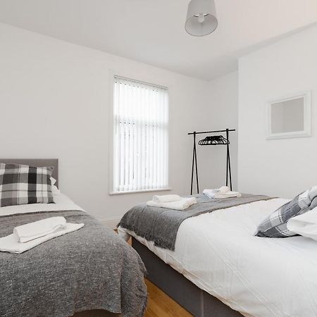 2 Bedroom House Liverpool- Large & Cosy- Sleeps 5 By Hinkley Homes Short Lets & Serviced Accommodation ภายนอก รูปภาพ