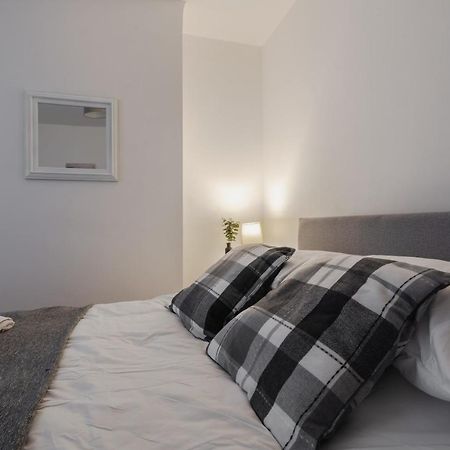 2 Bedroom House Liverpool- Large & Cosy- Sleeps 5 By Hinkley Homes Short Lets & Serviced Accommodation ภายนอก รูปภาพ