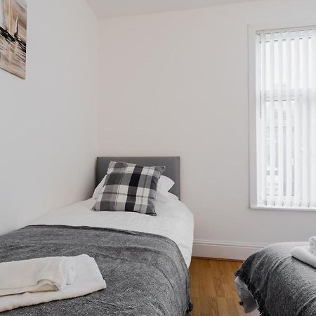 2 Bedroom House Liverpool- Large & Cosy- Sleeps 5 By Hinkley Homes Short Lets & Serviced Accommodation ภายนอก รูปภาพ